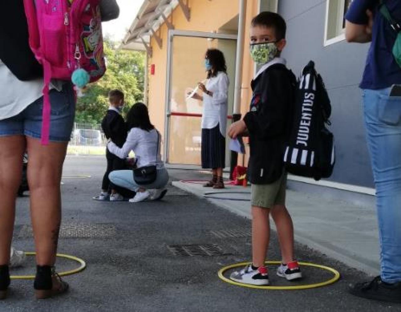 Si entra a scuola dentro i cerchi