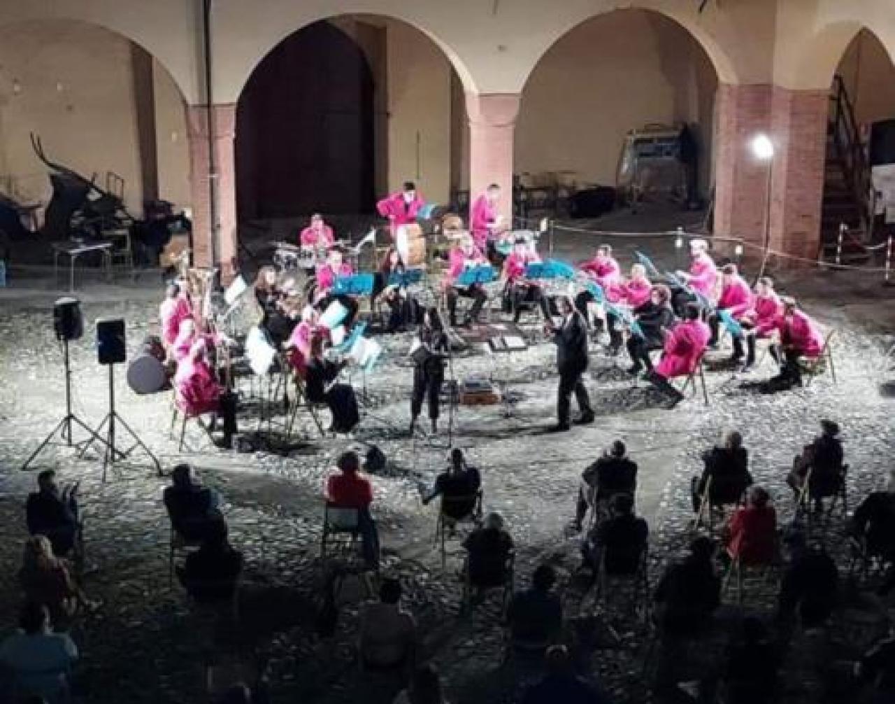 Applausi alla banda di revello