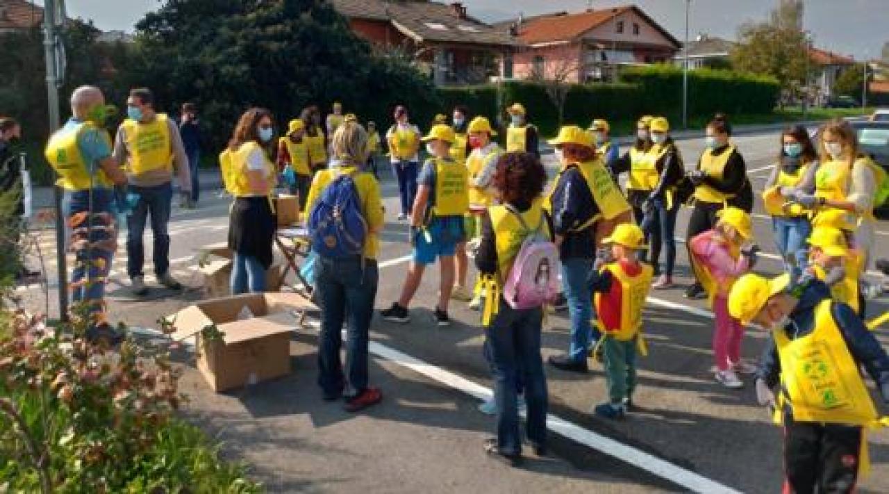 Bagnolo, le giubbe gialle “puliscono il mondo”