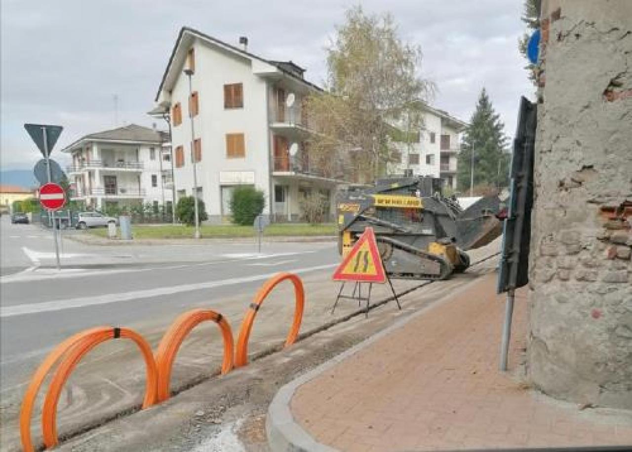 Cavour, in via Barge e via Bagnolo la Tim posa la nuova fibra ottica