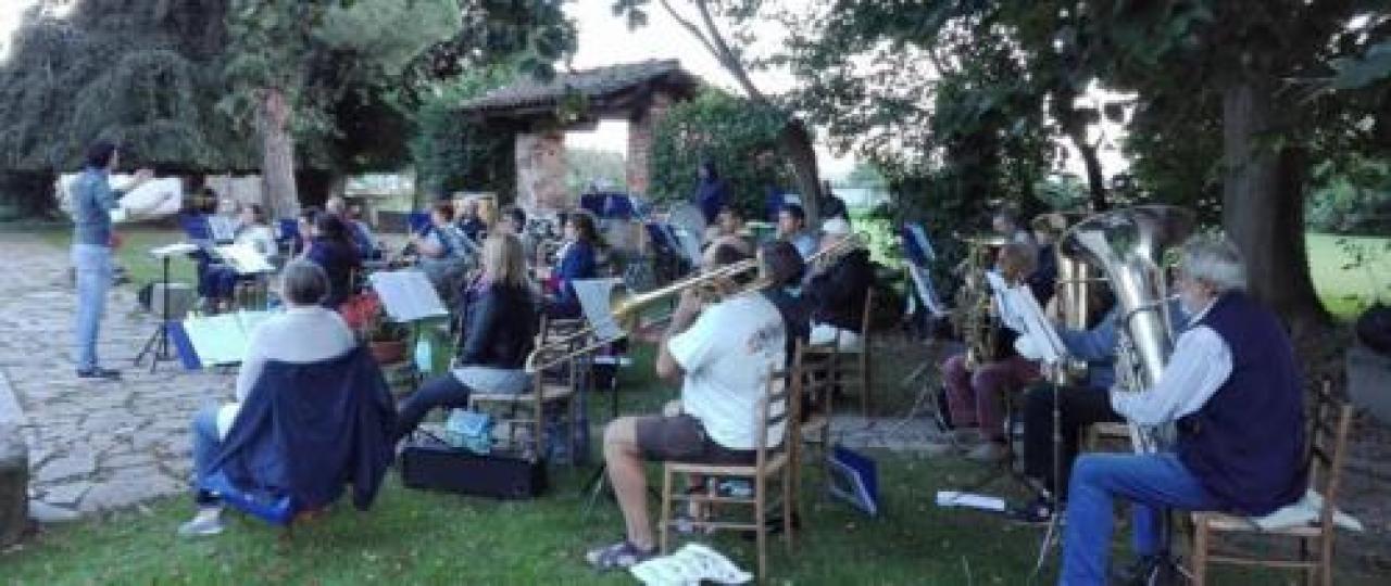 Le prove della banda san lorenzo nel parco dell’abbazia
