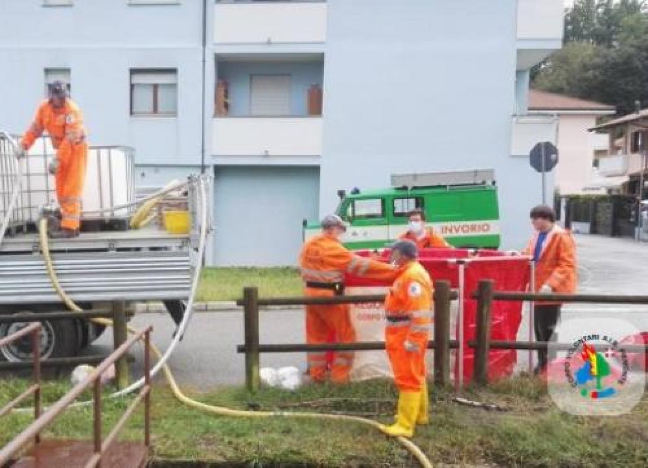 Le squadre di Protezione civile della valle Po impegnate nel soccorso ai paesi alluvionati