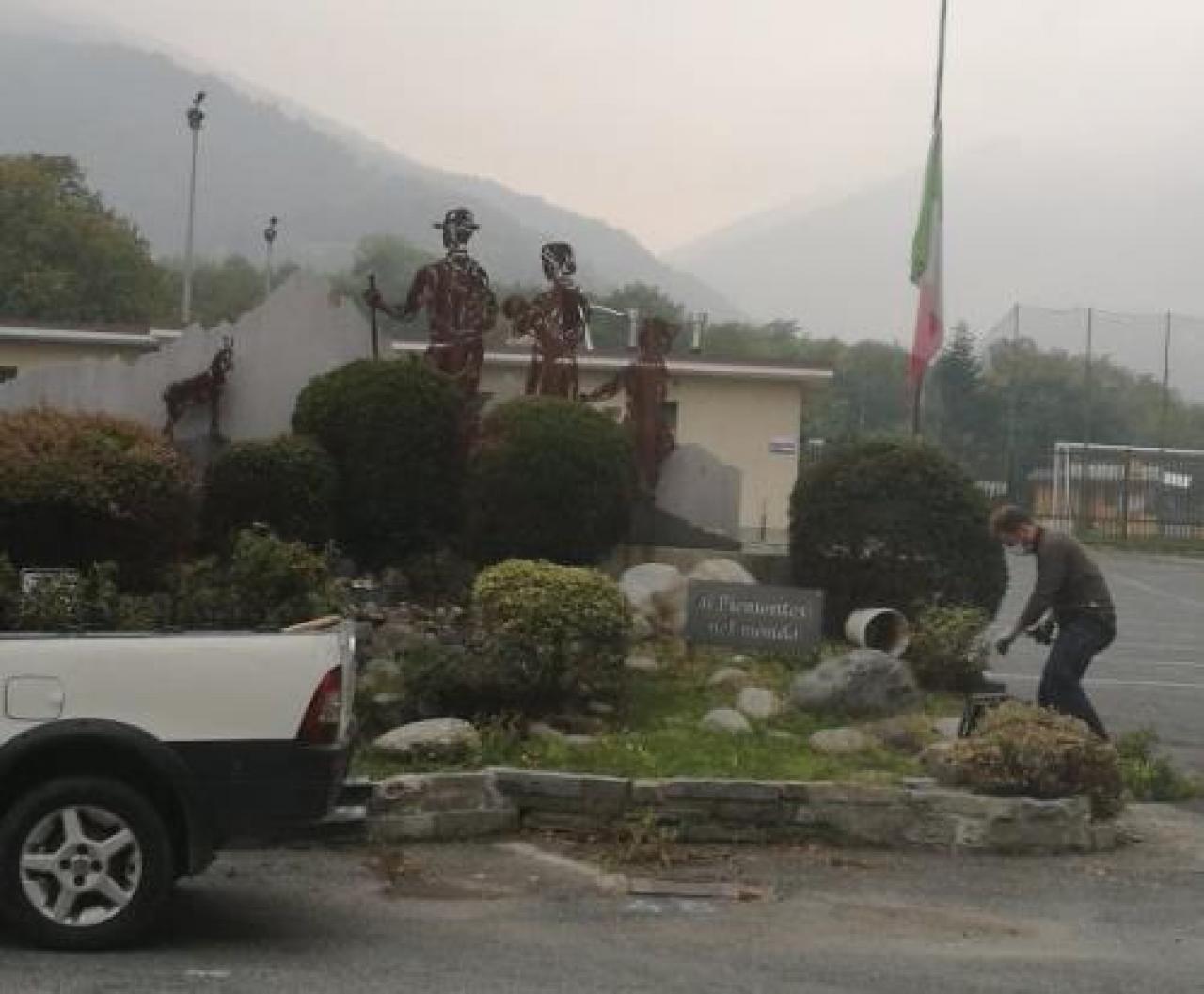 Paesana, il Comune ripulisce il monumento