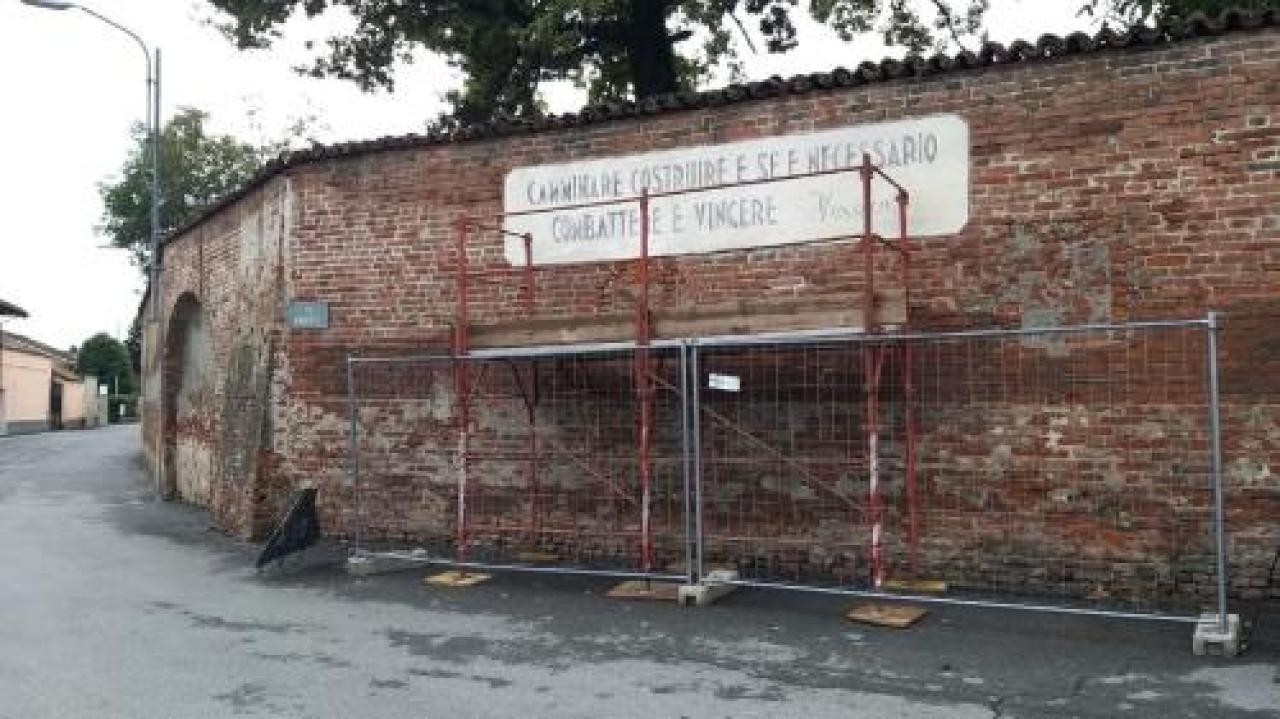 Parlano i firmatari della lettera: il motto di scarnafigi è pace e felicità La scritta di Mussolini continua a far discutere
