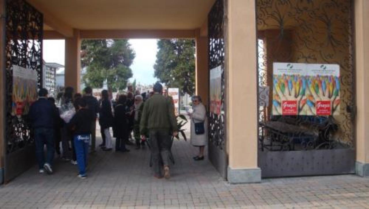 Settegiorni All’ingresso del camposanto le offerte alla San Vincenzo