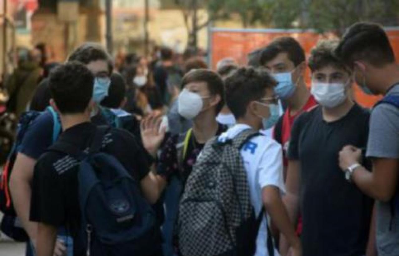 Stop a calcetto, feste e gite scolastiche E funerali “ristretti” nel nuovo decreto