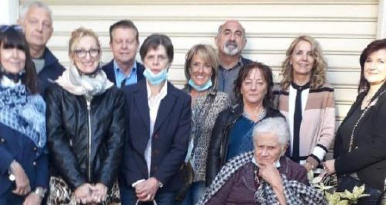 Villanovetta, la leva 1960 incontra l’ex maestra Emozione 54 anni dopo la prima campanella