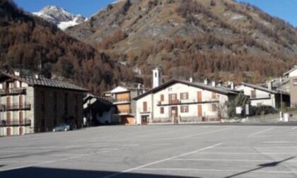 A Pontechianale la piazza è deserta