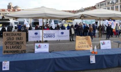 Ambulanti in piazza a Cuneo per protesta «In questo modo uccidete il nostro settore»