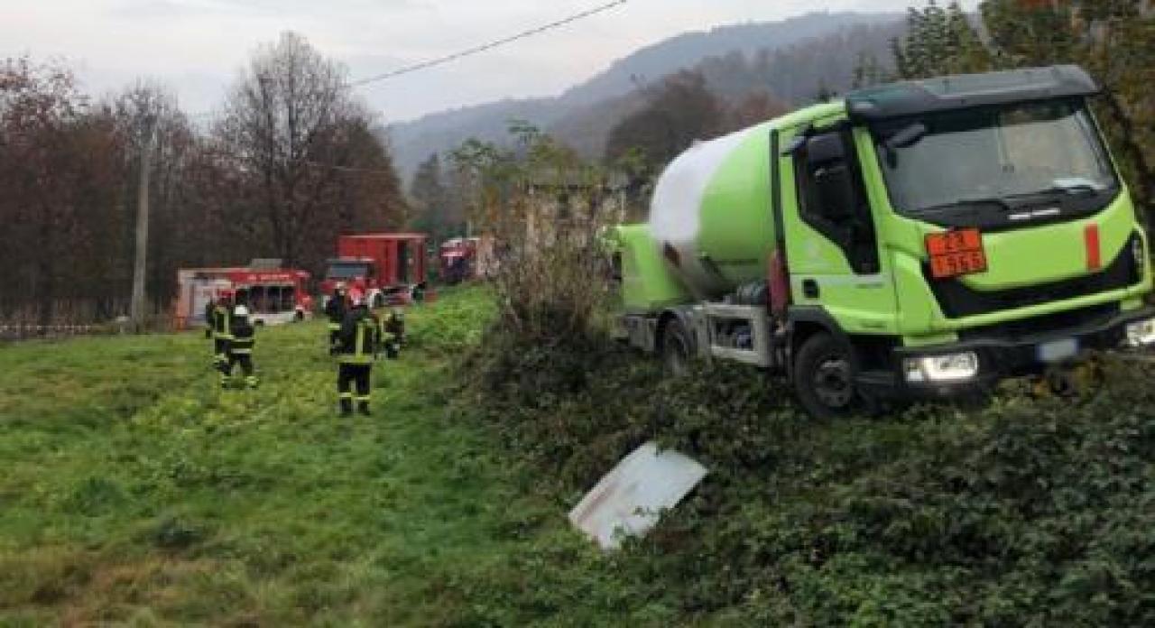 Autocisterna in panne intervento dei pompieri