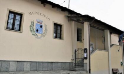 Brossasco, municipio tinteggiato dai volontari del centro anziani