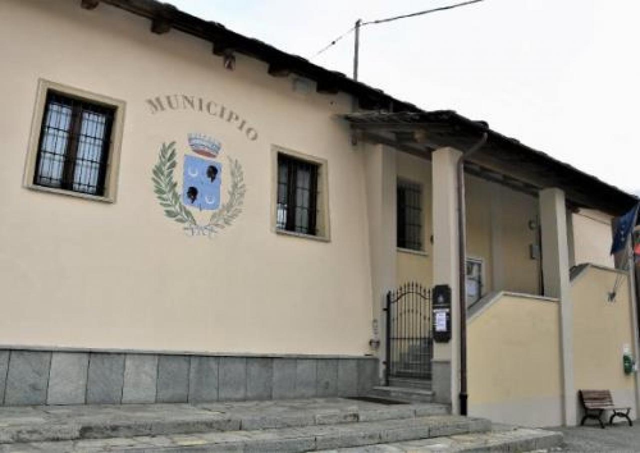 Brossasco, municipio tinteggiato dai volontari del centro anziani