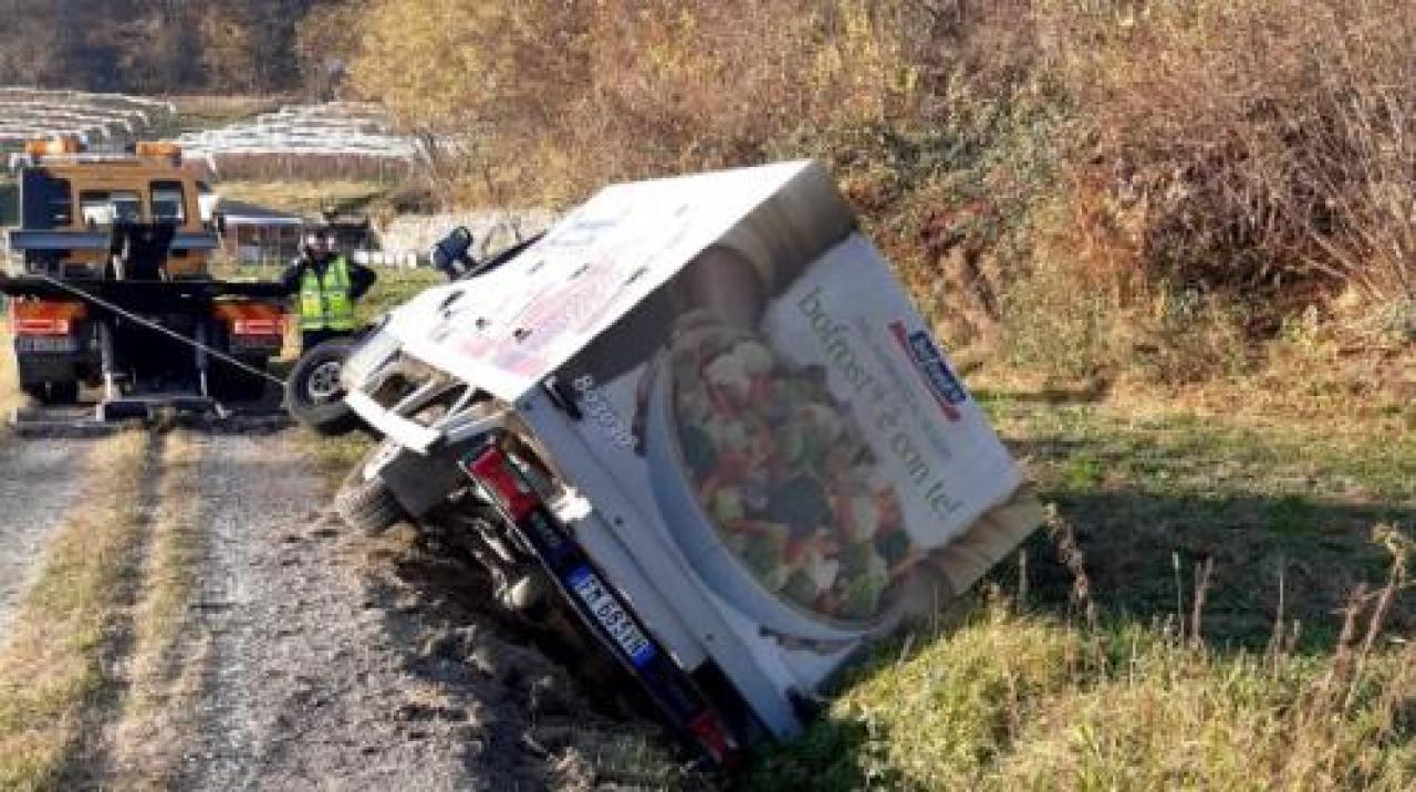 Camioncino si ribalta in via Rocchetta, strada “dimenticata”