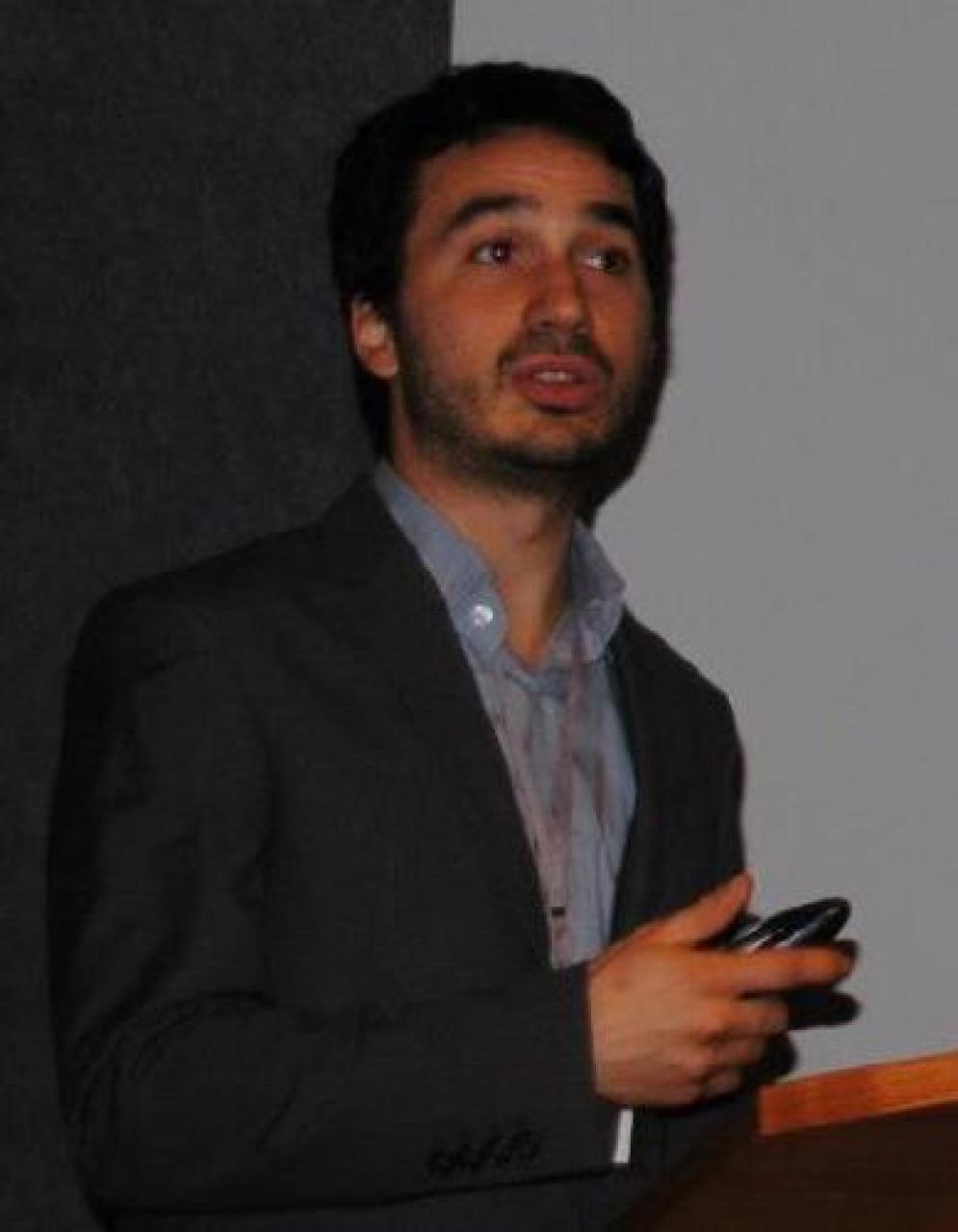 Cassonetti di plastica e carta in ogni classe