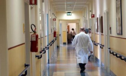 Covid, i contagi sono stabili o in leggero calo ma la situazione negli ospedali resta critica