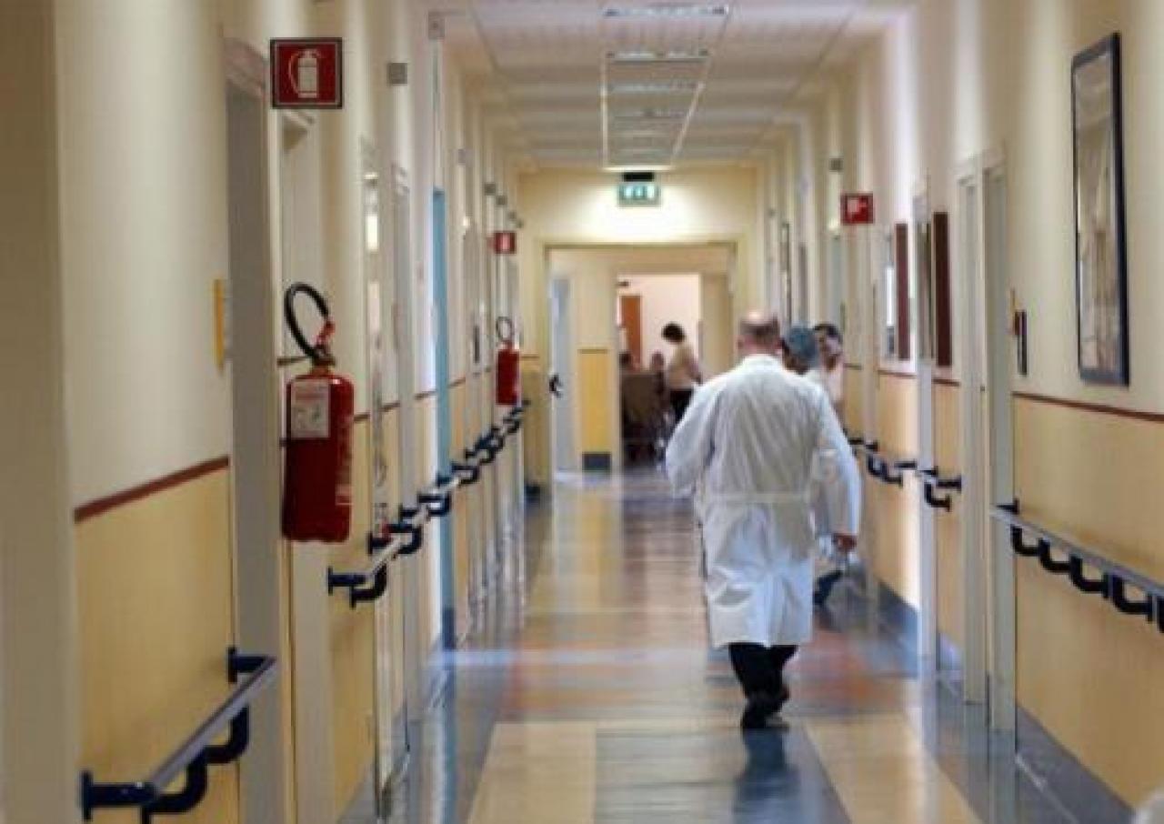 Covid, i contagi sono stabili o in leggero calo ma la situazione negli ospedali resta critica