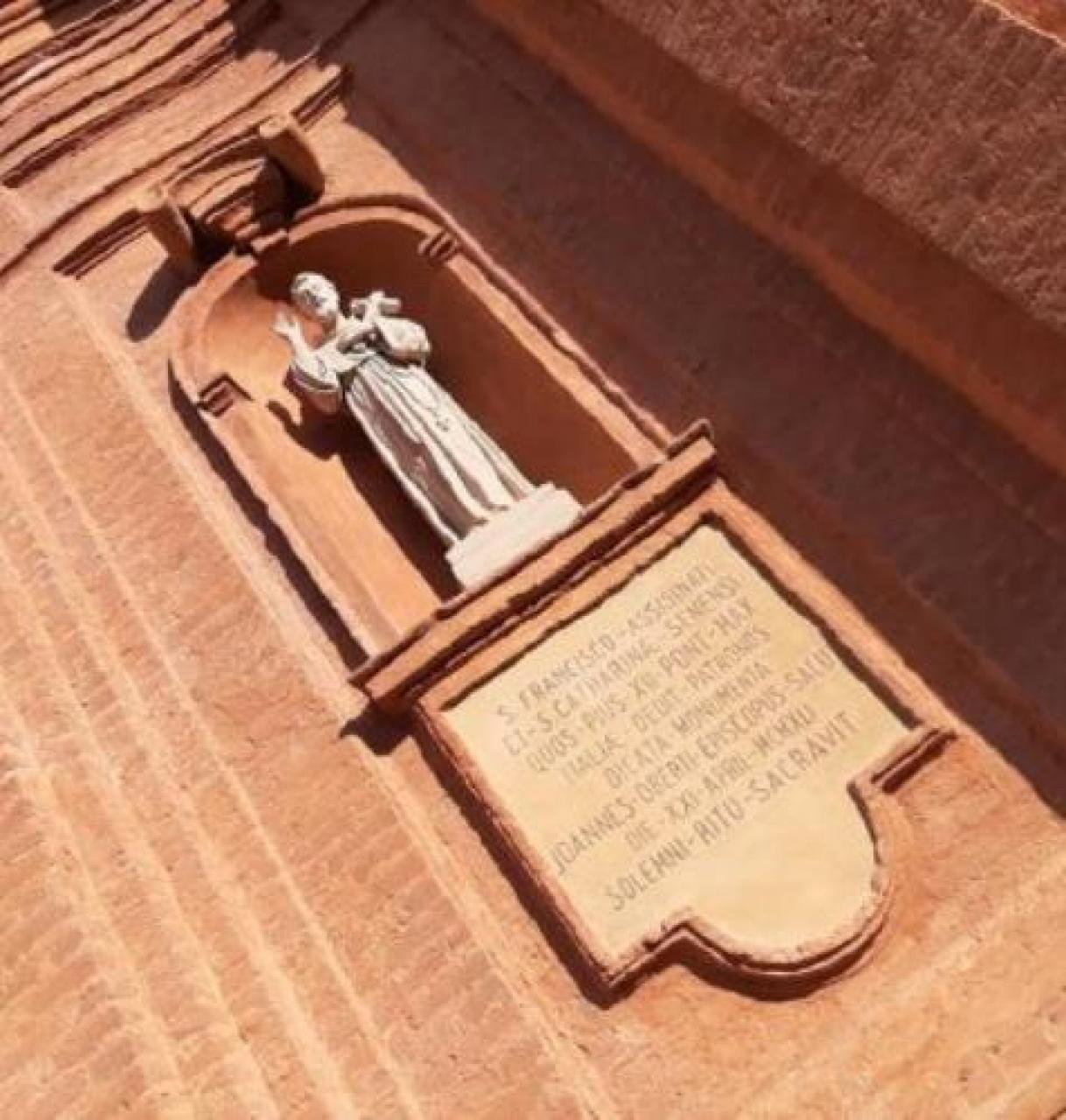 Envie, maquillage alla facciata della chiesa di San Marcellino