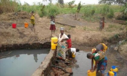 L’associazione karibu continua la sua opera di solidarietà nel ricordo di suor ermanna Si ripete in Africa il miracolo dell’acqua nella casa-famiglia adottata da Costigliole