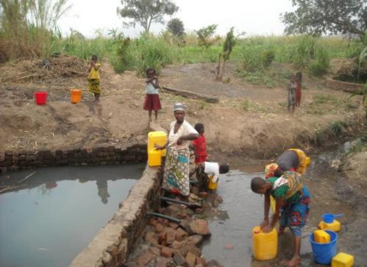 L’associazione karibu continua la sua opera di solidarietà nel ricordo di suor ermanna Si ripete in Africa il miracolo dell’acqua nella casa-famiglia adottata da Costigliole