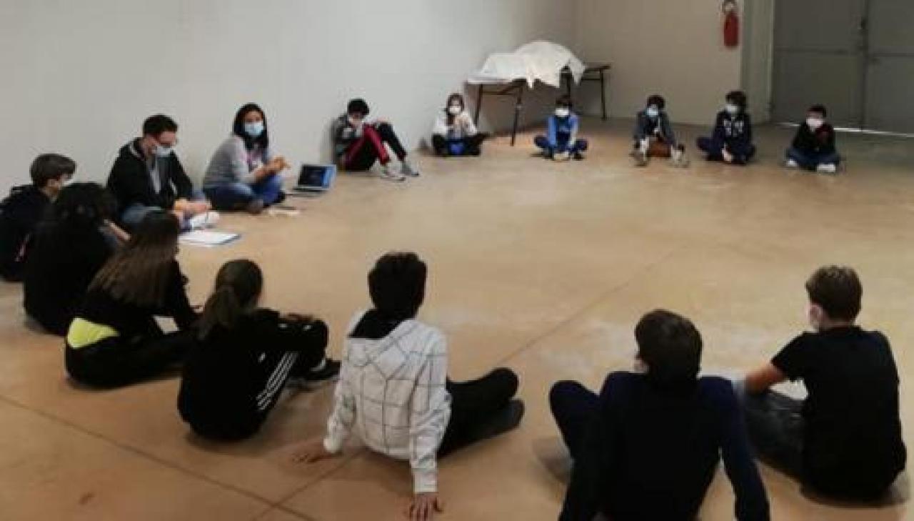 Ragazzi e bambini al museo e in castiglia Il Ccr tra le fotografie e le opere di Gilardi