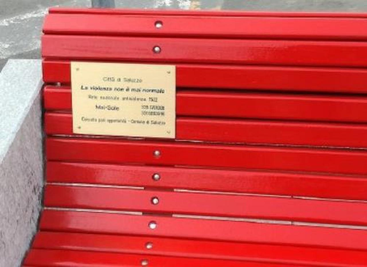 Saluzzo s’illumina di rosso nel mercoledì delle donne