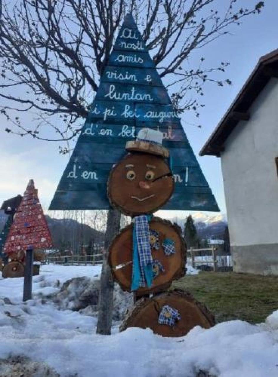 A tetti un borgo natalizio