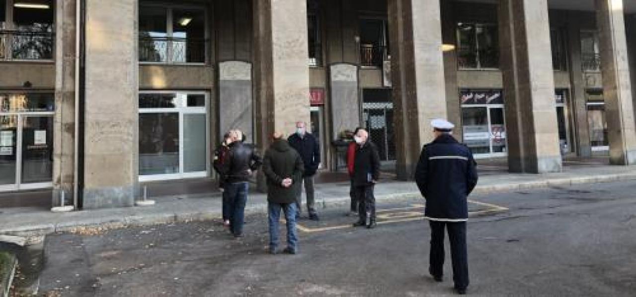 BATTAGLIA AL VIRUS Esame gratuito ma solo su prescrizione del medico “Laboratorio Verzuolo” Tamponi rapidi in piazza hrgerhg khkjh