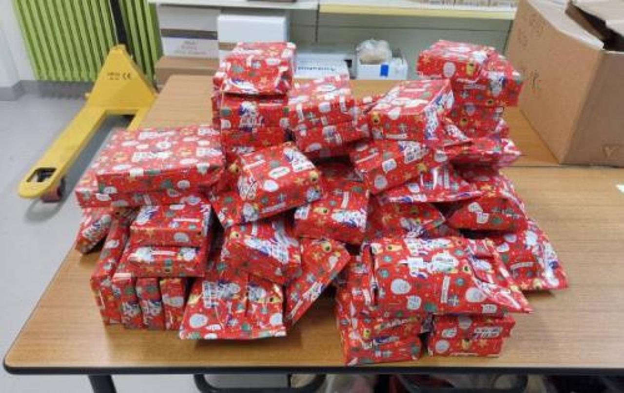 Giocattoli ai bambini in dono dalla Caritas