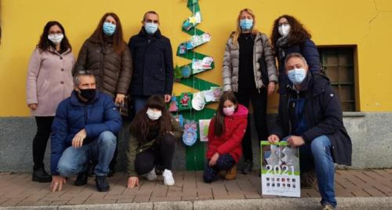 I piccoli decorano il centro