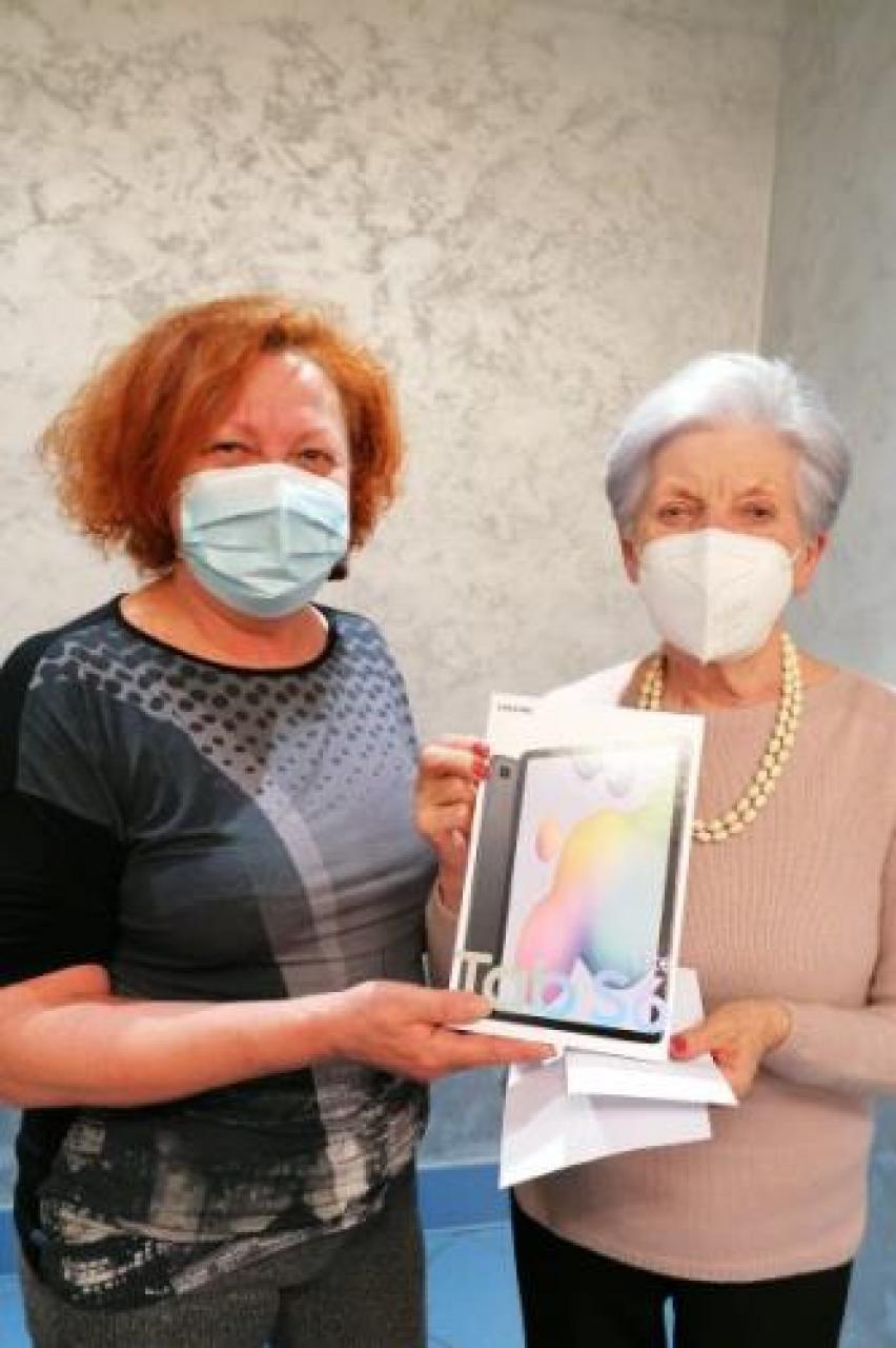 La pro loco dona un tablet agli anziani
