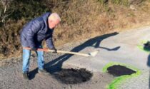 La strada, prima della provincia, è ora comunale La strada tra Montoso e Rucas è una groviera Ci pensa Bruno: 64 anni, pala e buona volontà