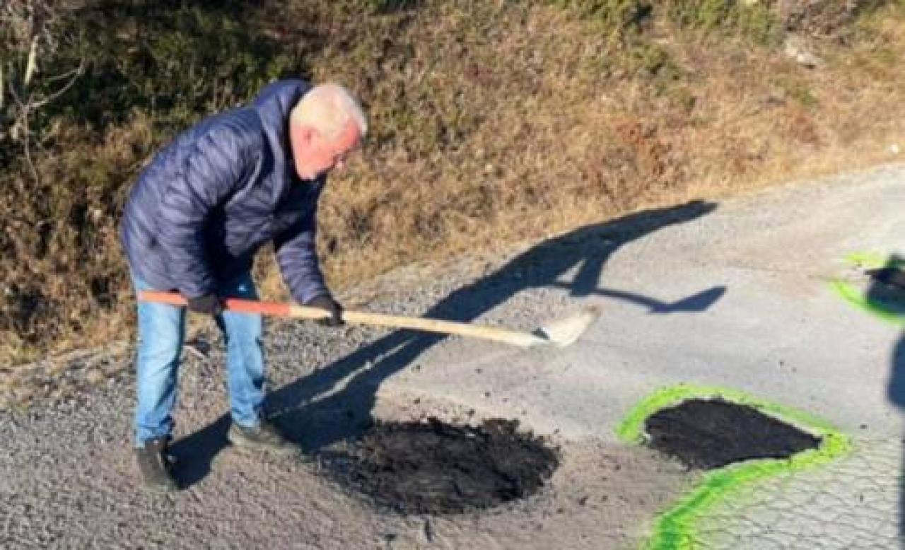 La strada, prima della provincia, è ora comunale La strada tra Montoso e Rucas è una groviera Ci pensa Bruno: 64 anni, pala e buona volontà