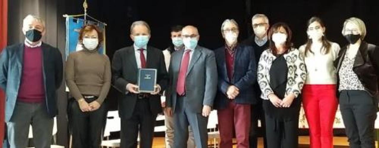 Milk, inalpi e prestofresco donano generi alimentari a 37 famiglie del paese Dal nonno vigile ai neo-diciottenni La cerimonia di Natale a Moretta
