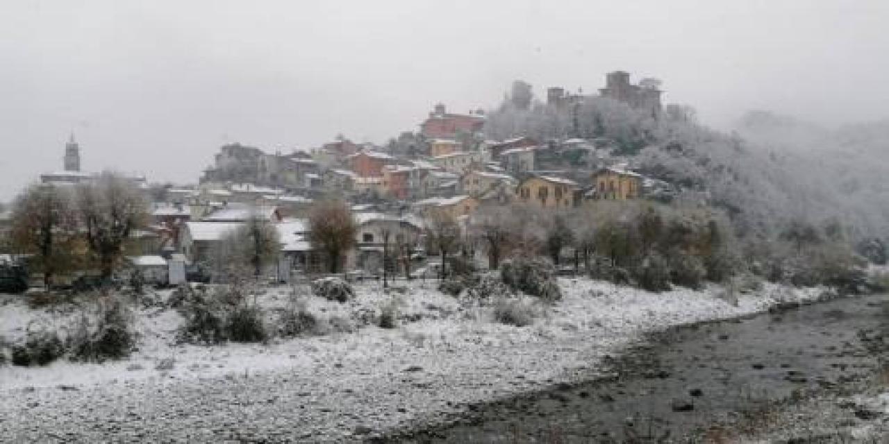 Neve e luminarie a Costigliole Un Natale pieno di suggestioni