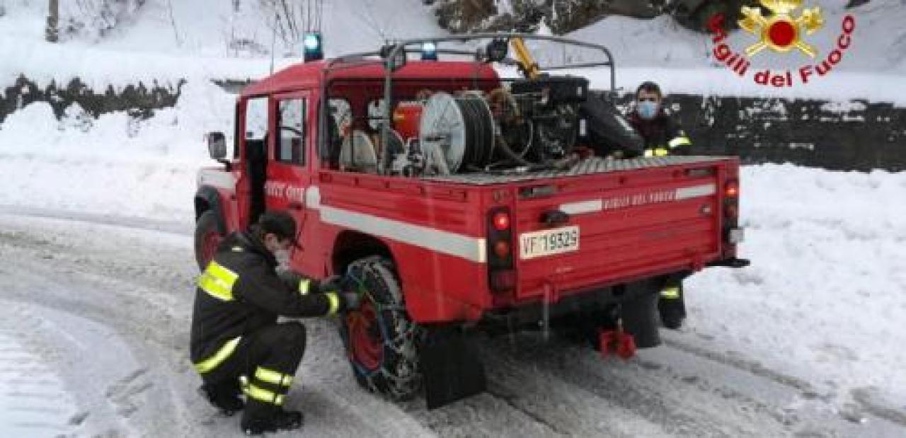 Alberi caduti per la neve Ci pensano i vigili di Barge