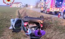 Automobile si capotta nel fosso lungo la Saluzzo-Scarnafigi