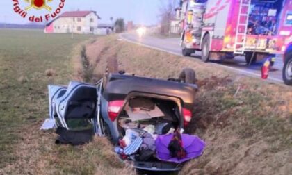 Automobile si capotta nel fosso lungo la Saluzzo-Scarnafigi