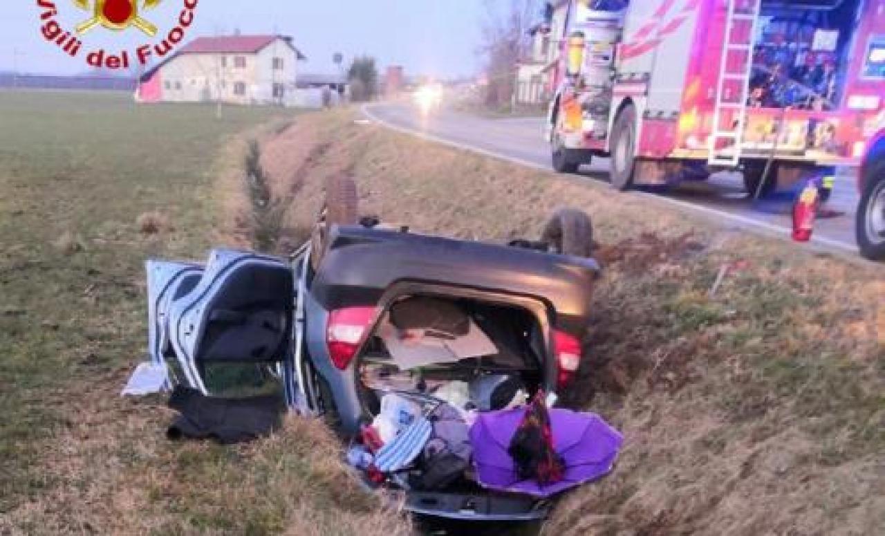 Automobile si capotta nel fosso lungo la Saluzzo-Scarnafigi