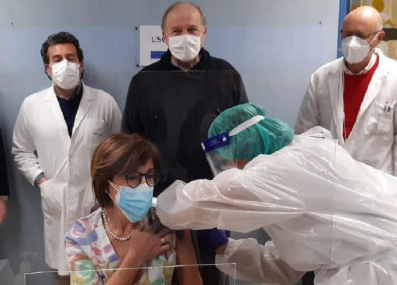 I primi saluzzesi vaccinati Aimar: «Atto di responsabilità verso noi stessi e gli altri»
