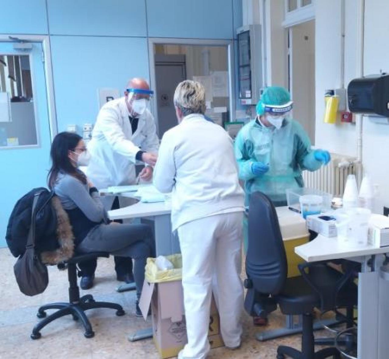 Il vaccino è arrivato nell’ospedale in prima linea nella lotta al Covid il commissario guerra: «oggi è una giornata speciale»