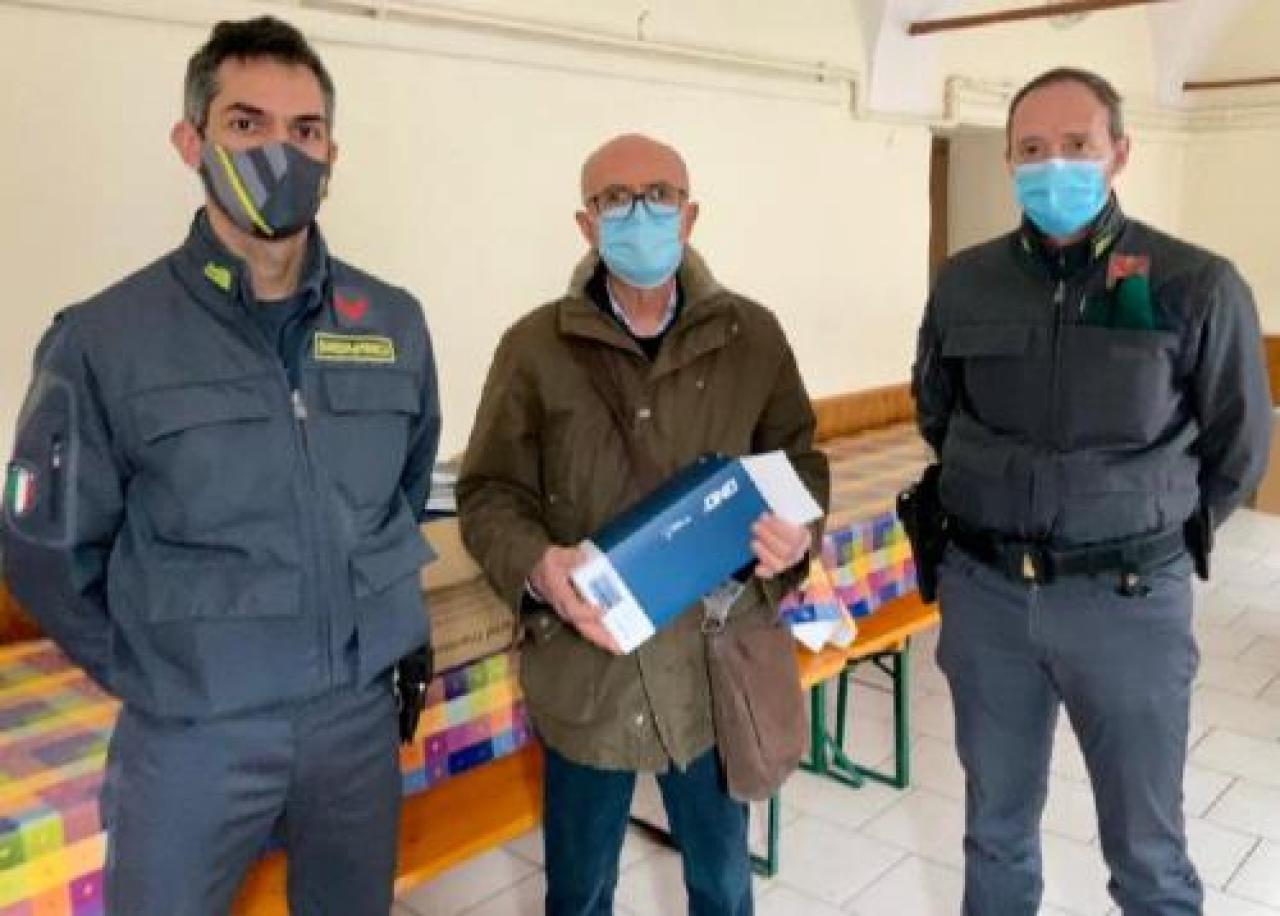 La Finanza dona alla Caritas le mascherine sequestrate