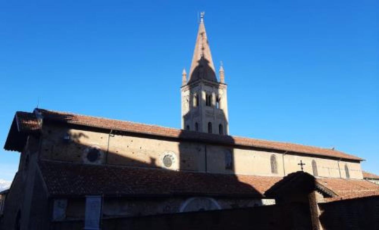 La “magia” dell’ombra della torre civica che si sovrappone al campanile di san giovanni