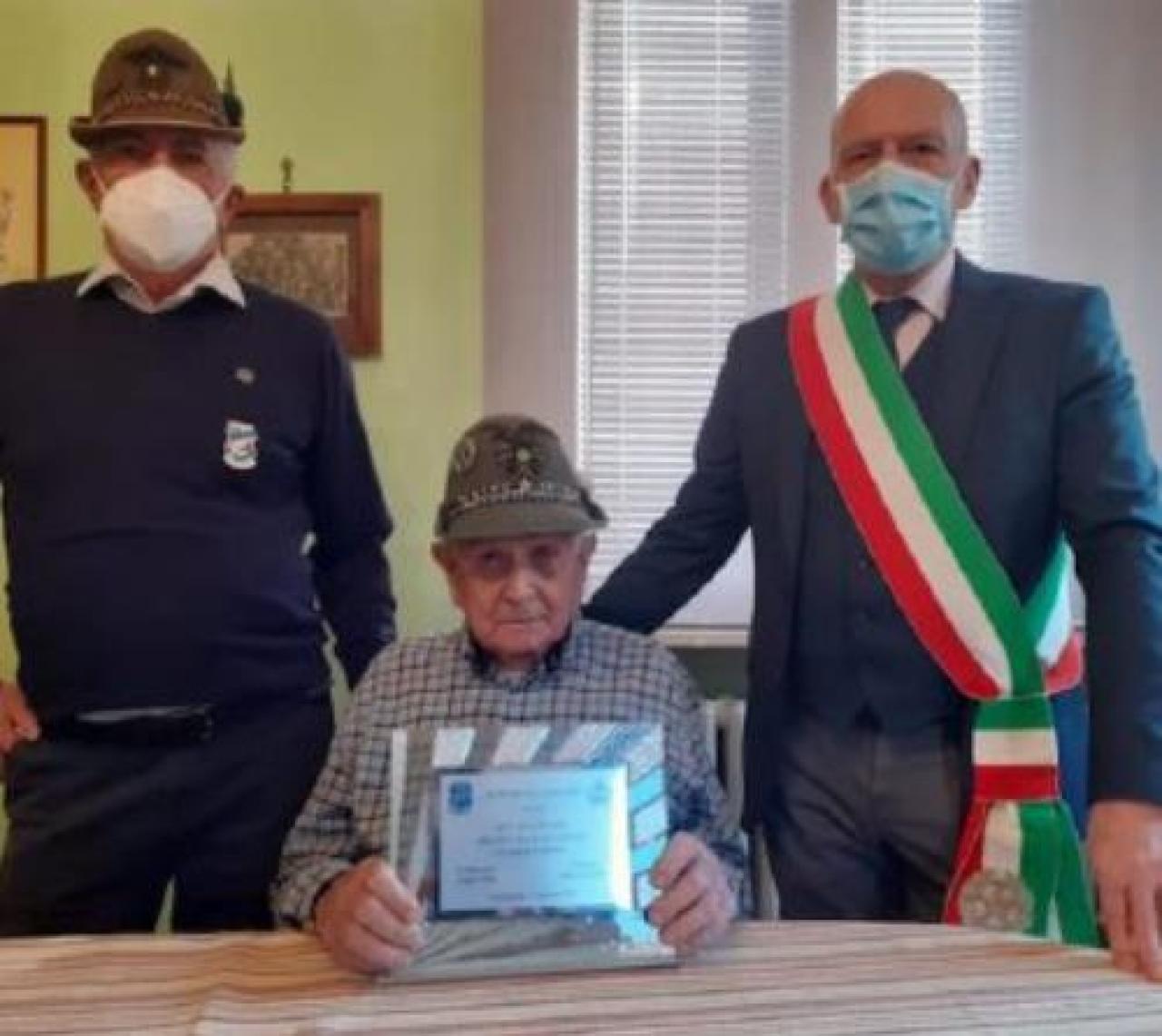 Mini a 102 anni vuole il vaccino