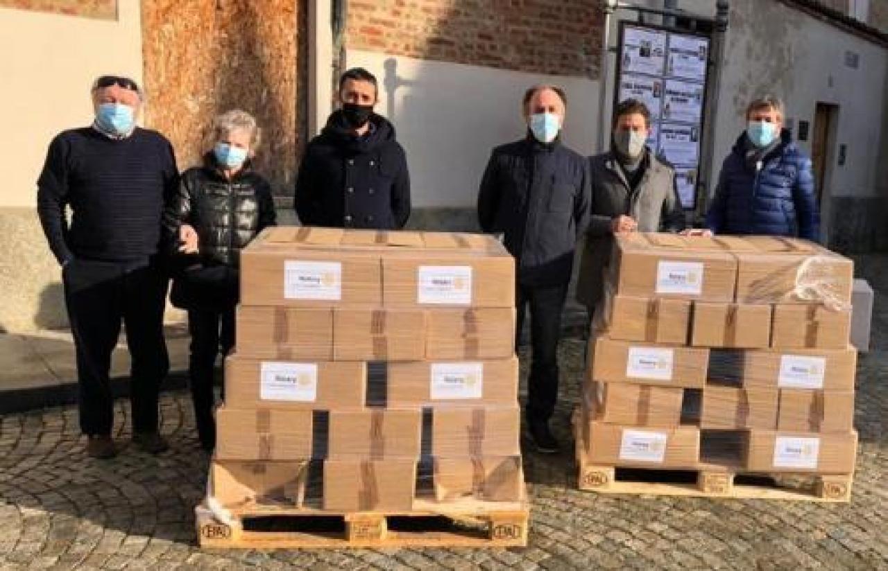 Pacchi alimentari dal Rotary di Carignano