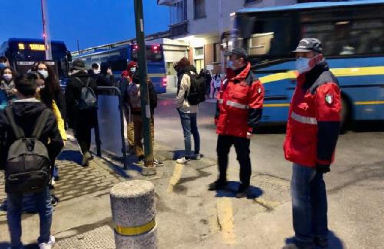 Presidio alla stazione dei pullman «Studenti, occhio al distanziamento» Zzzzz zzzzzz