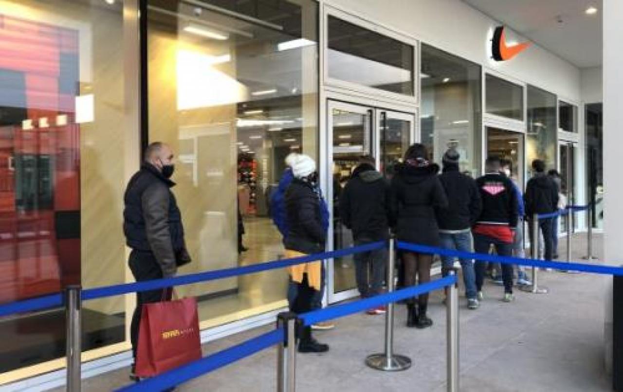 Via ai saldi, ma pesa il rincaro delle bollette
