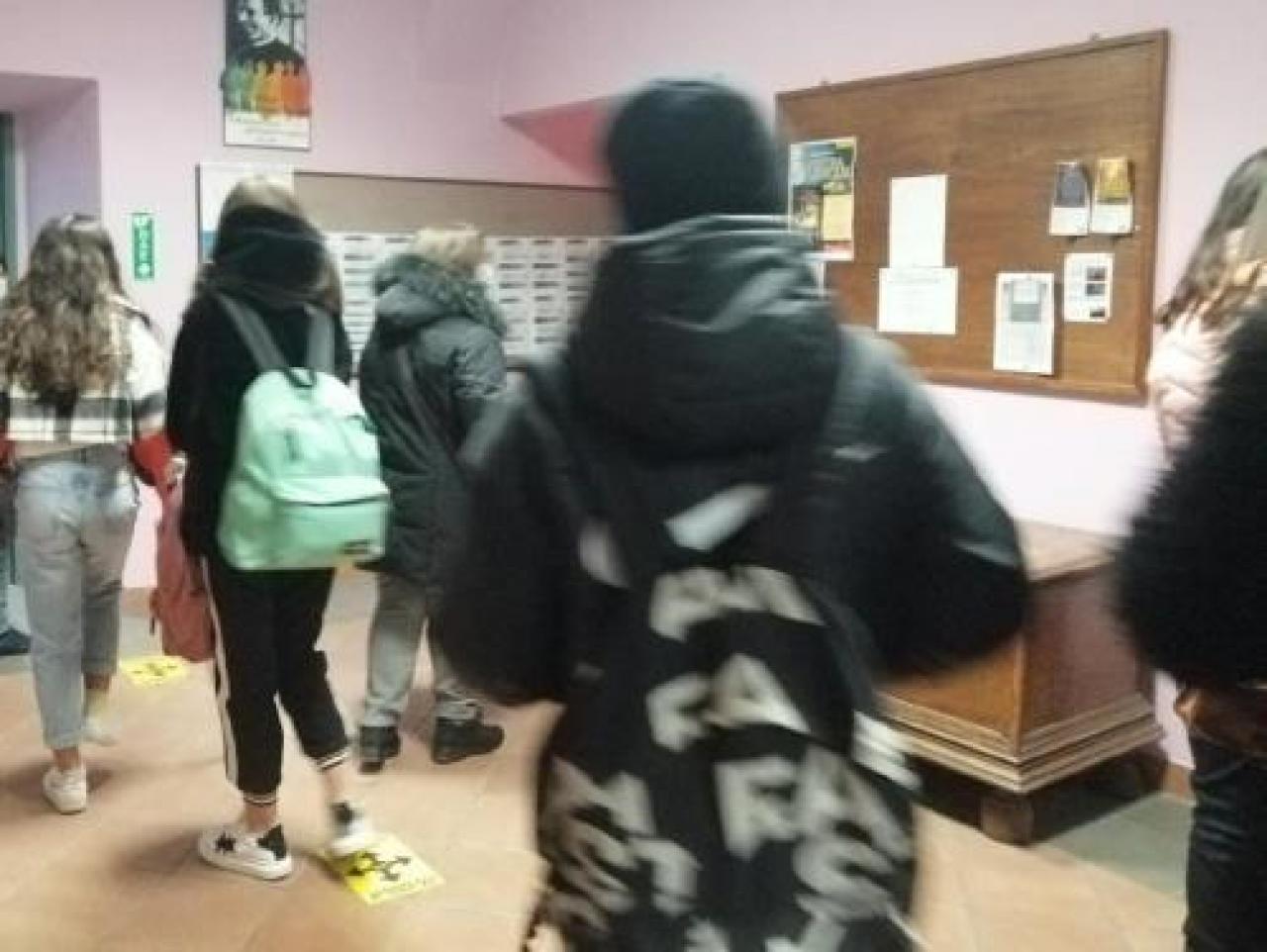 Scuola, rientri tra speranze e timori «Ma ora siamo stufi di questa Dad» le superiori riaprono le aule. in classe il 50 per cento degli studenti a rotazione