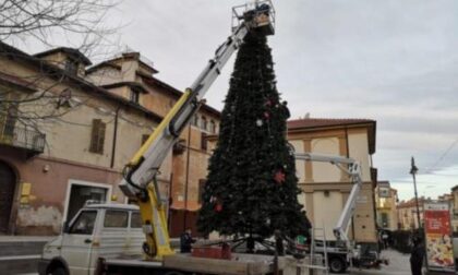 Si smonta l’albero, ora al lavoro per il carnevale