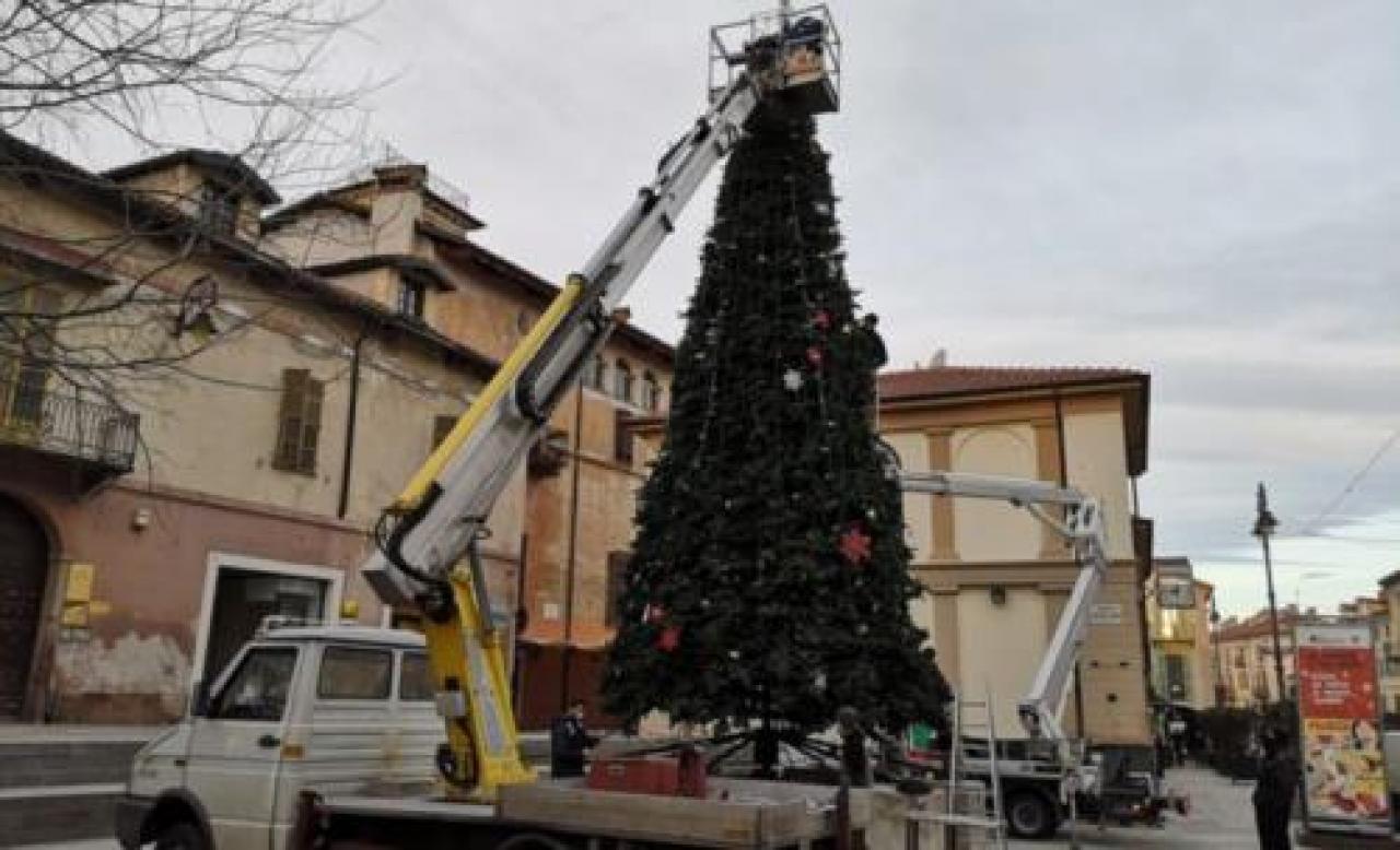 Si smonta l’albero, ora al lavoro per il carnevale