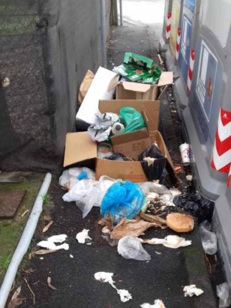 Villafranca, inciviltà in via aldo moro